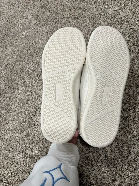 Old Navy White Low-Top Sneakers for Women - Picture 4 of 5